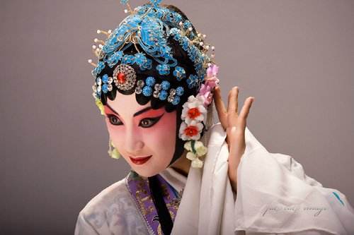 中国戏曲动作的虚拟性和象征性